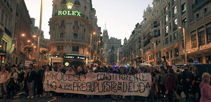 Varias personas portan una pancarta durante la manifestación contra los presupuestos generales del Estado.  EFE/Víctor Lerena