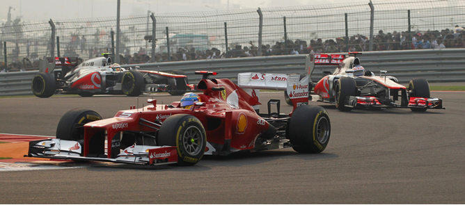 El español adelanta a Hamilton y Button en las primeras vueltas del GP de la India, en la que Webber ha conseguido una nueva victoria que le afianza como líder del Mundial.
