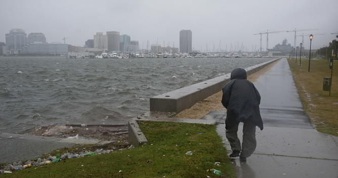 Los fuertes vientos y las lluvias del huracán Sandy llegan a Portsmouth. REUTERS/Rich-Joseph Facun