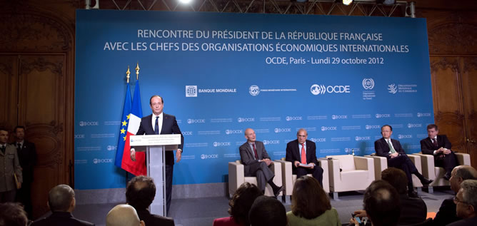 El presidente de Francia, François Hollande, da un discurso durante un encuentro en la sede de la OCDE en París. EFE/Bertrand Langlois