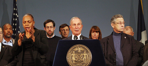 Fotografía cedida por la oficina del alcalde de Nueva York, que muestra al burgomaestre de la ciudad, Michael Bloomberg (c), mientras habla durante una conferencia de prensa sobre los efectos del huracán 'Sandy'.