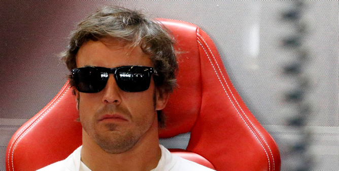 El piloto español de Ferrari Fernando Alonso en su box del circuito de Yas Marina
