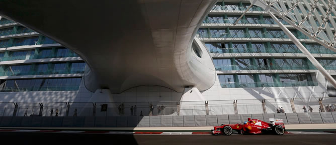 El monoplaza de Fernando Alonso rueda por el circuito donde se celebra el GP de Abu Dhabi