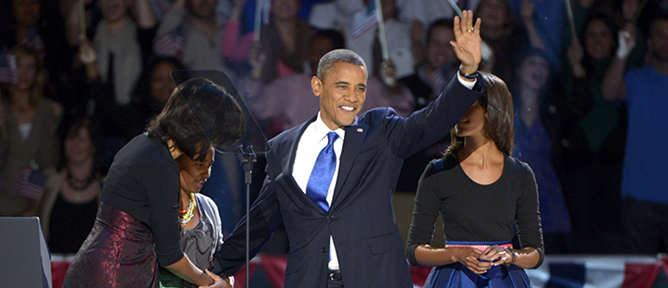 El presidente estadounidense, Barack Obama, aparece acompañado de su mujer, Michelle, y sus hijas Sasha y Malia Ann, al resultar reelegido como presidente de los Estados Unidos