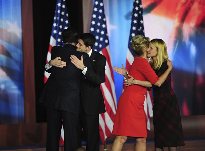 El candidato republicano a la vicepresidencia Paul Ryan (2ºizda) abraza al candidato republicano a la presidencia Mitt Romney (izda) así como sus mujeres, Janna Ryan (dcha) y Ann Romney (2ºdcha)