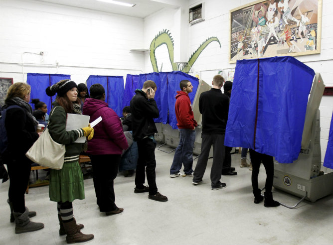 Los electores hacen filaen el centro Penrose en Philadelphia