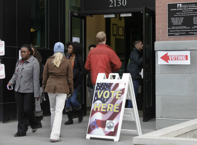 Varios votantes llegar a emitir su voto durante la elección presidencial de EEUU en un colegio electoral de Washington