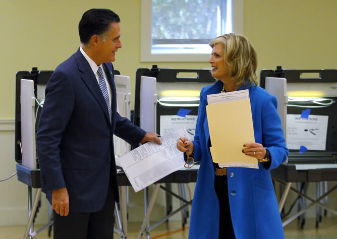 Romney coge las papeletas para votar junto a su mujer en Belmont
