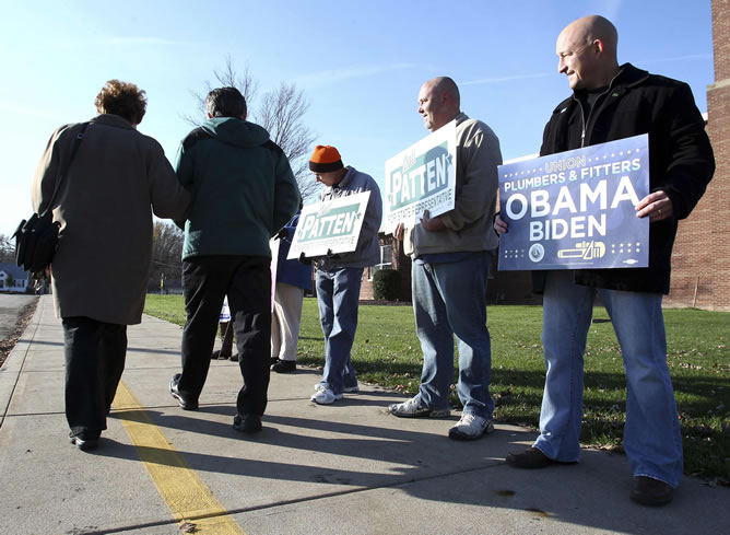 Un partidario de Obama y Biden se encuentra con partidarios de otros candidatos en los alrededores de un colegios electoral de Ohio