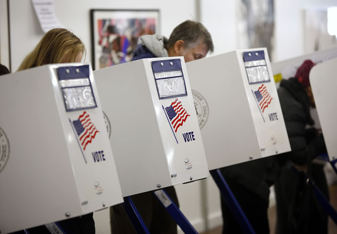 Varias personas votando en un colegio electoral establecido para las personas afectadas por el huracán 'Sandy' en Nueva York