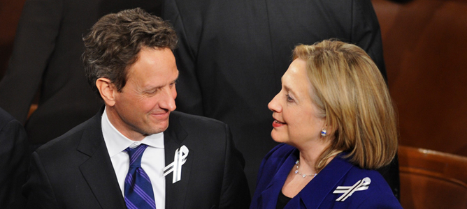El secretario estadounidense del Tesoro, Timothy Geithner, habla con la secretaria de Estado, Hillary Clinton.