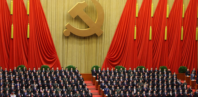 Asistentes a la inauguración del décimo octavo Congreso Nacional de la Partido Comunista de China en el Gran Palacio del Pueblo en Beijing.