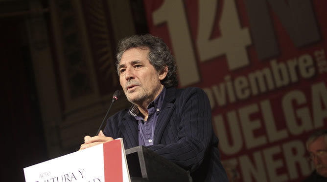 El músico Miguel Ríos durante su intervención en un acto en el Ateneo de Madrid de apoyo a la huelga general.  EFE/Víctor Lerena