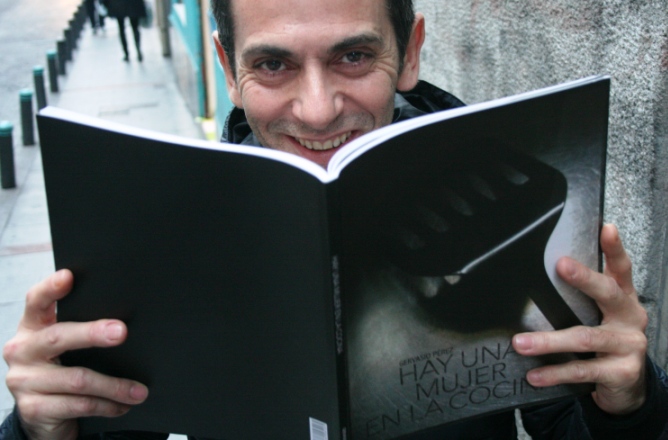 El periodista Gervasio Pérez, autor de 'Hay una mujer en la cocina', posa en el madrileño barrio de Malasaña.