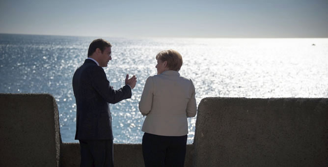 El primer ministro portugués, Pedro Passos Coelho  y la canciller alemana Angela Merkel, conversan durante su visita a la fortaleza de S. Juliao da Barra, en Oeiras, a las afueras de Lisboa. EFE/Michael Kappeler