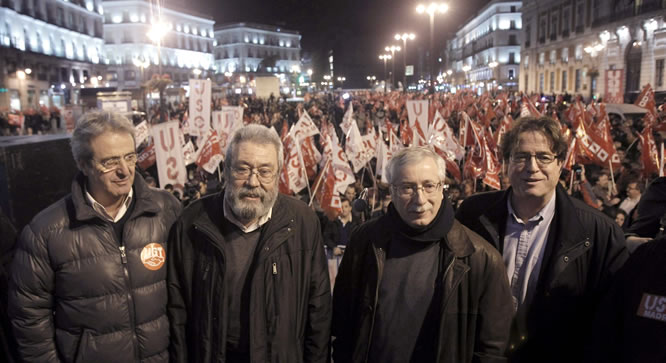 Los secretarios generales de CCOO y UGT, Ignacio Fernández Toxo y Cándido Méndez en el mitin de la Puerta del Sol. EFE/Kiko Huesca