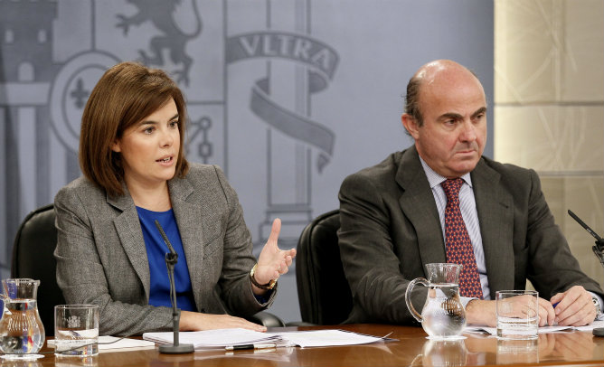 Sáenz de Santamaría y De Guindos, en la rueda de prensa posterior al Consejo de Ministros, donde han explicado las medidas antidesahucios