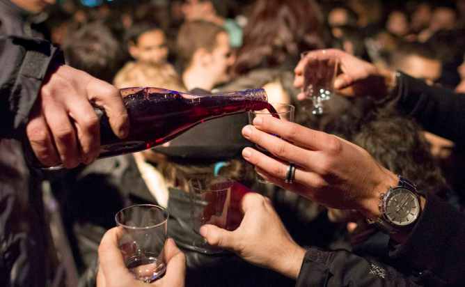 Vecinos de Lyon celebran la llegada del vino joven 'Beaujolais Nouveau' en el centro de la ciudad.