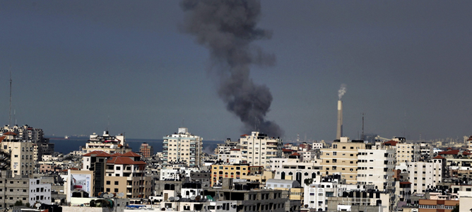 Vista de una nube de humo sobre un emplazamientos de Hamás, tras ser bombardeado por el ejército israelí, al este de la ciudad de Gaza.