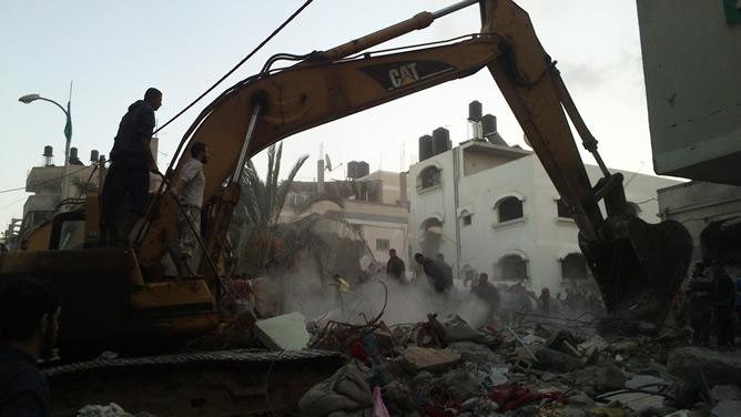 Los restos de la casa bombardeada en la calle Al Nasser, en el centro de Gaza, donde han muerto diez civiles. CARMEN RENGEL