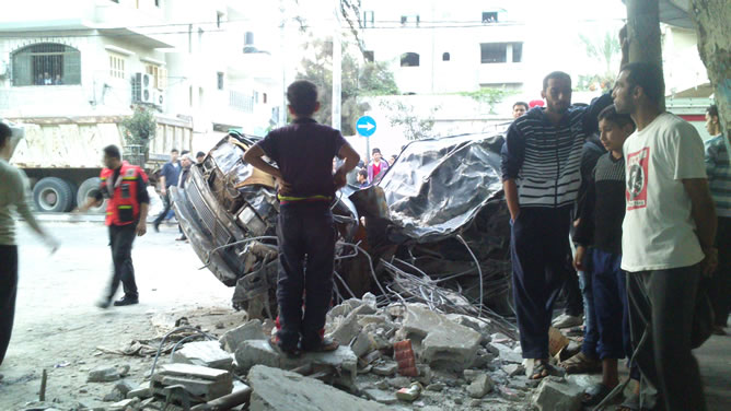 Bombardeo en la calle Al Nasser, centro de Gaza, donde Israel ha matado a diez civiles a la familia Al  Dalou. CARMEN RENGEL