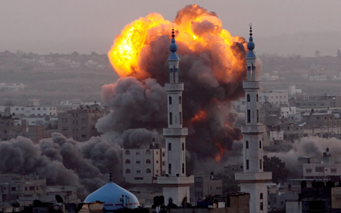El humo se eleva tras un ataque aéreo israelí en el sur este de la ciudad de Gaza. EFE/EPA/MOHAMMED SABER