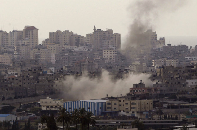 El humo se eleva tras un nuevo ataque israelí en la Franja de Gaza