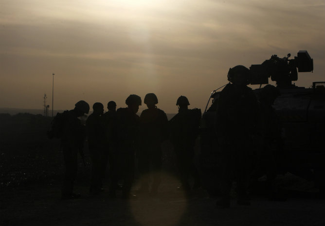 Tanques y tropas israelíes se congregaron fuera de Gaza. El ejército dijo el viernes que estaba llamando a 16.000 reservistas.