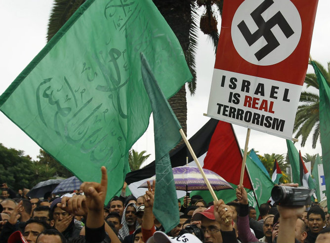 Un grupo de manifestantes grita consignas contra la operación militar de Israel en Gaza, después de las oraciones del viernes en Túnez.