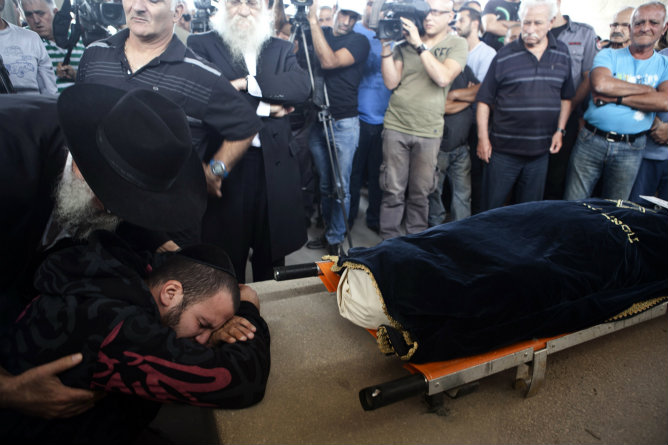 Familiares en el funeral de uno de los fallecidos por uncohete disparado desde Gaza hacia la ciudad de Kiryat Malachi.