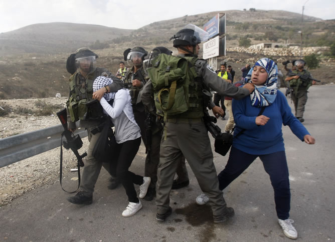 Policías fronterizos israelíes detienen a un chico palestino por lanzar piedras en la Franja de Gaza, cerca de Nablús. REUTERS/Abed Omar Qusini