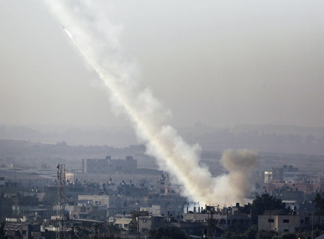 Israel ha lanzado ataques aéreos a la Franja de Gaza, amenazando con una ofensiva más amplia para frenar repetidos ataques palestinos.