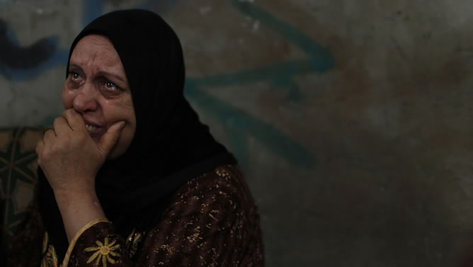 Una palestina llora la muerte de un familiar tras un ataque israelí
