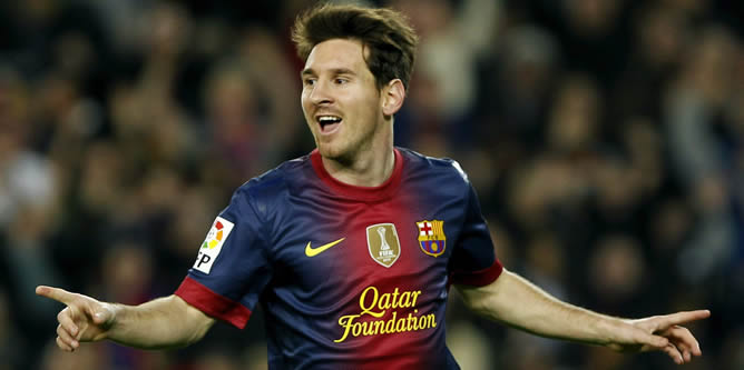 El delantero argentino del Barcelona Leo Messi celebra su gol, el primero de su equipo, frente al Zaragoza durante el partido correspondiente a la duodécima jornada de la Liga de Primera División disputado en el estadio Camp Nou
