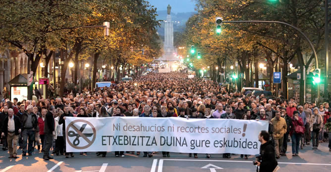La manifestación, promovida por sindicatos y colectivos sociales en Bilbao, para protestar por los desahucios. EFE/Luis Tejido