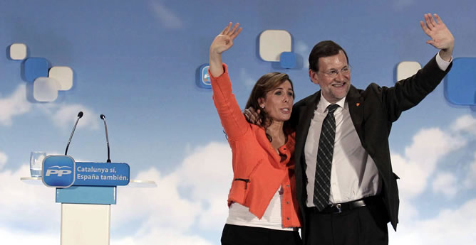El presidente del Gobierno, Mariano Rajoy, durante el acto de campaña del PPC celebrado esta tarde en Barcelona, junto a la candidata del PPC, Alicia Sánchez-Camacho