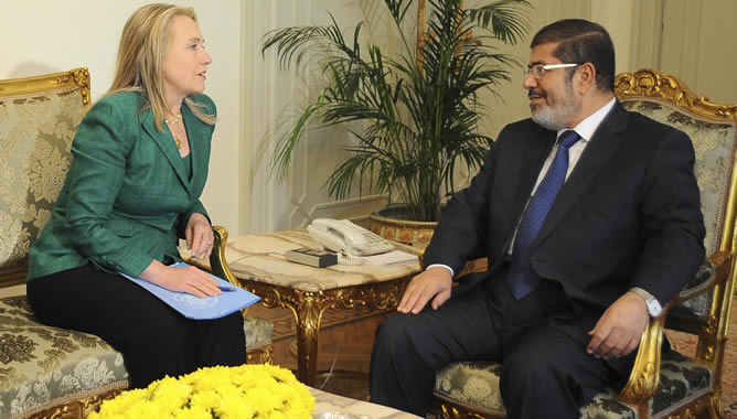 Hillary Clinton y Mohamed Mursi, durante la reunión que han mantenido este miércoles en El Cairo tras la que han anunciado el alto el fuego en Gaza