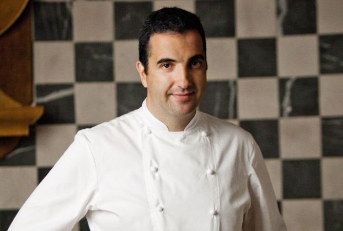 Óscar Velasco es el jefe de cocina del restaurante Santceloni (Madrid), reconocido con estrellas Michelin por la edición 2012 de la célebre 'Guía Roja'.
