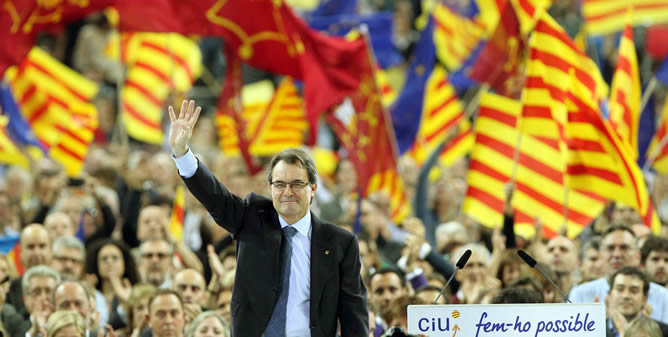 El candidato de CiU a la presidencia de la Generalitat, Artur Mas, al inicio del último acto de la campaña electoral para las elecciones autonómicas del 25N, celebrado este viernes en el Palau Sant Jordi de Barcelona