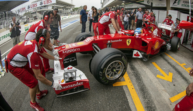 El piloto español de Ferrari Fernando Alonso, durante la sesión de entrenamientos libres realizada hoy en el circuito de Interlagos de Sao Paulo