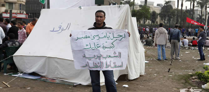 Un ciudadano egipcio se manifiesta contra Mursi con un cartel que reza: "Vete Mursi, Egipto es demasiado grande para ti. La gente quiere la caída del régimen".