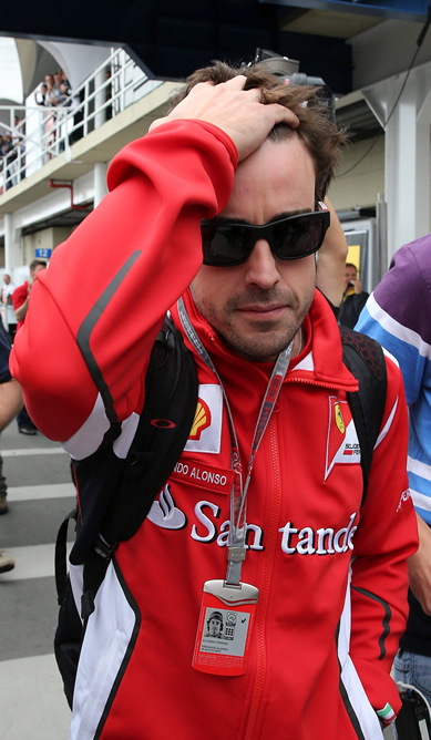 El piloto español Fernando Alonso de la escudería Ferrari la su llegada hoy al autódromo de Interlagos en la ciudad de São Paulo, donde se disputará esta tarde el Gran Premio de Brasil