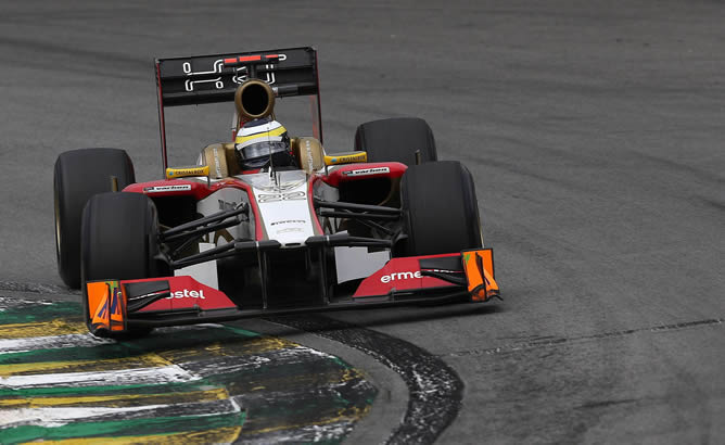 El piloto español de HRT, Pedro de la Rosa, durante la sesión de entrenamientos libres realizada  en el circuito de Interlagos de Sao Paulo