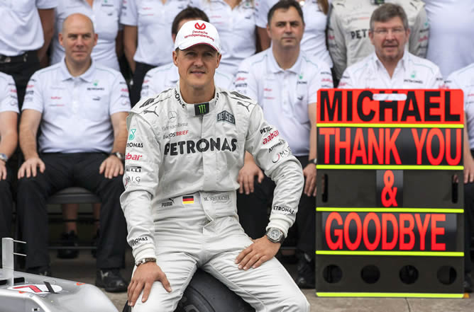 El piloto alemán Michael Schumacher posa para la foto oficial de la escudería Mercedes, en el Gran Premio de Brasil, último del Mundial de Fórmula Uno