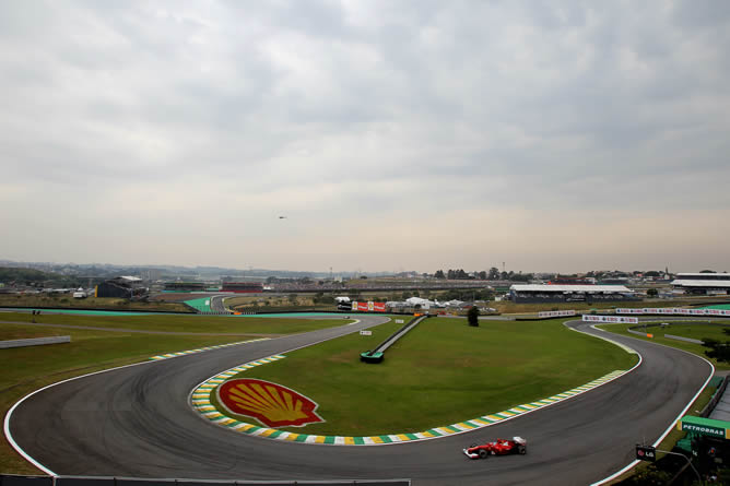 El piloto español Fernando Alonso, de la escudería Ferrari, participa hoy, sabado 24 de noviembre de 2012, en las prácticas libres en el autódromo de Interlagos