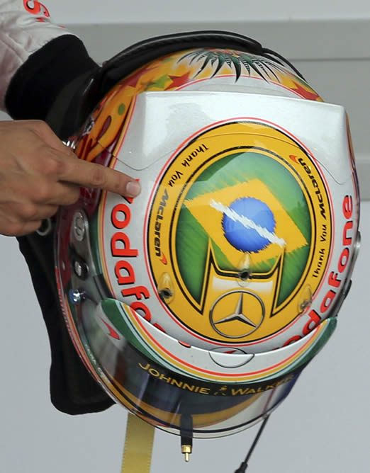 "Gracias McLaren" reza el casco de Hamilton, serigrafiado de forma especial para el Gran Premio de Brasil, último de británico subido en un McLaren