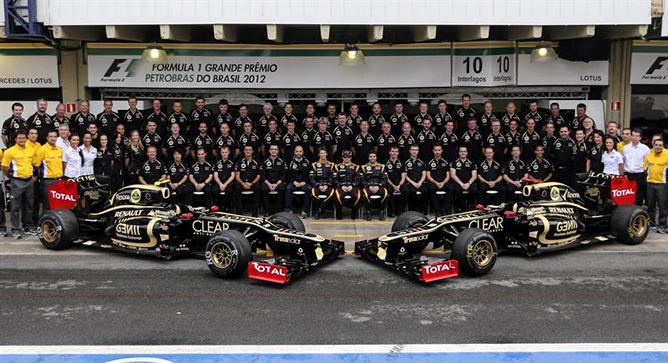El piloto finlandés Kimi Raikkonen (c-izq) junto al piloto sueco Romain Grosjean (c-der), posan para la foto oficial de la escudería Lotus F1 Team, en el Gran Premio de Brasil, último del Mundial de Fórmula Uno