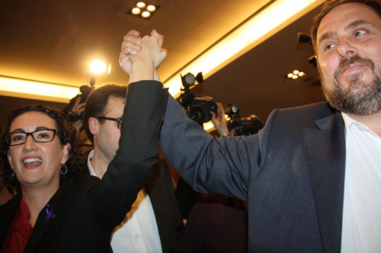 Los dirigentes de ERC, Oriol Junqueras i Marta Rovira, celebraban así los resultados obtenidos en las elecciones de 2012