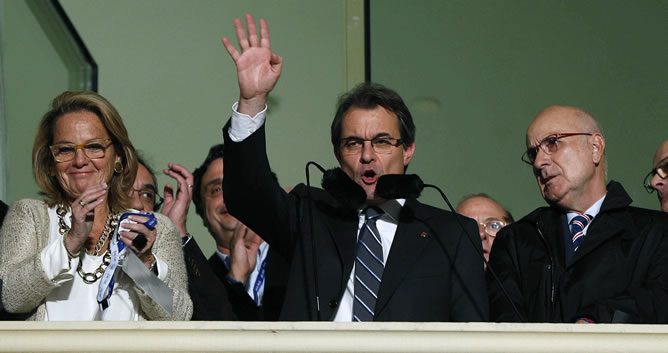 El candidadto de CiU a las elecciones catalanas, Artur Mas, aluda a sus seguidores desde el hotel Majestic de Barcelona