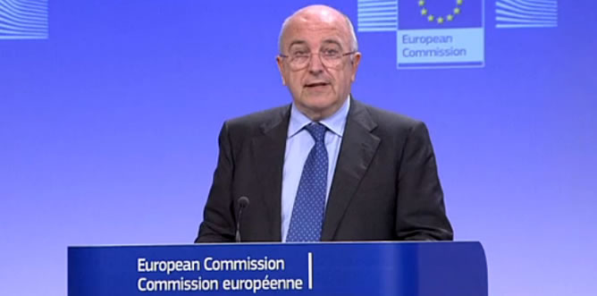El vicepresidente de la Comisión Europea y comisario de la Competencia, Joaquín Almunia, en la rueda de prensa del Ejecutivo comunitario